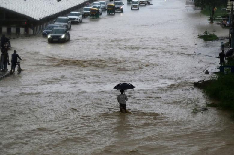 سیلابی شدن خیابان ها و معابر در پی بارش شدید باران