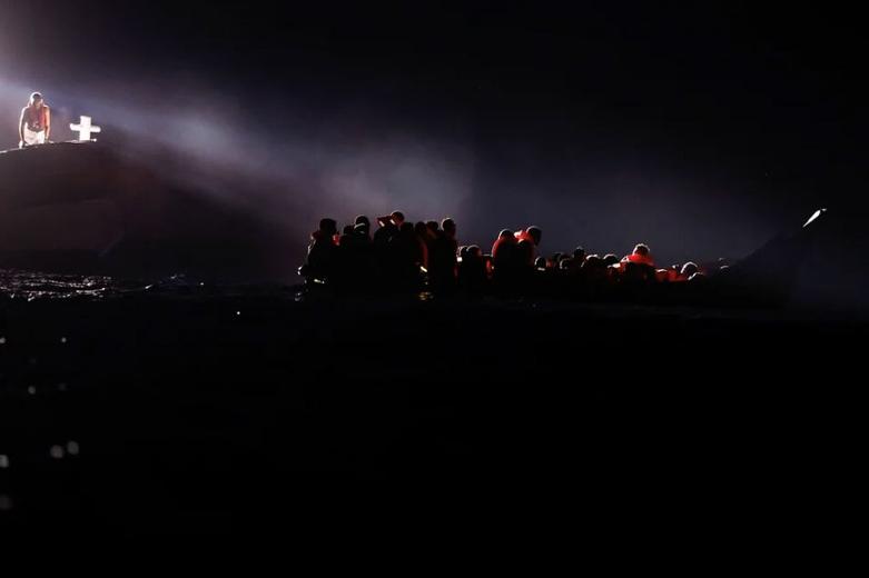 نزدیک شدن گارد ساحلی ایتالیا به قایق حامل دهها پناهجو