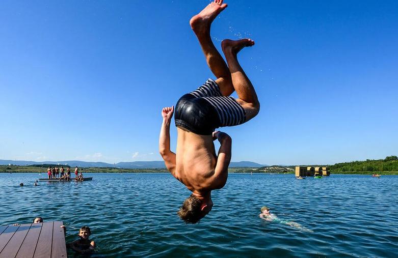 آب تنی در گرمای تابستانی در دریاچه ای در جمهوری چک