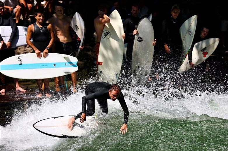 دیدنی های امروز؛ از سالگرد استقلال هند و پاکستان تا سومین سالگرد به قدرت رسیدن طالبان موج سواری در "انگلیش گاردن"