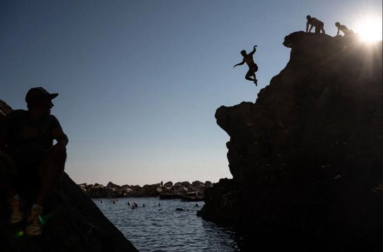 دیدنی های امروز؛ از سالگرد استقلال هند و پاکستان تا سومین سالگرد به قدرت رسیدن طالبان آب تنی در دریا