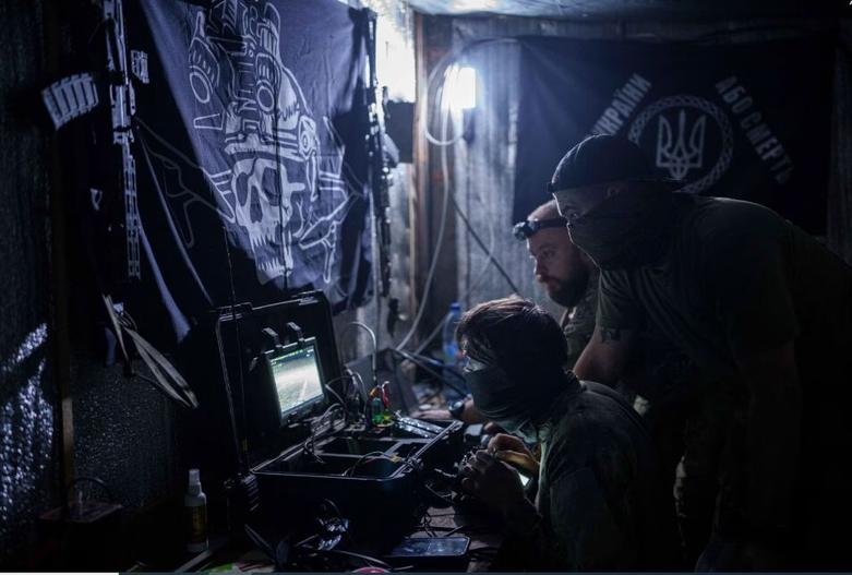 نیروهای اوکراینی در حال رصد یک حمله پهپادی