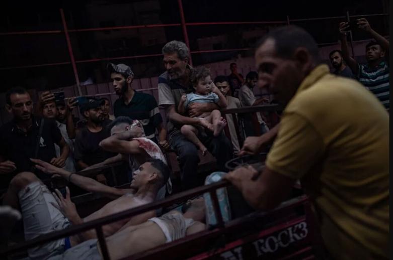 انتقال مجروحان بمباران اسرائیل در شهر خان یونس