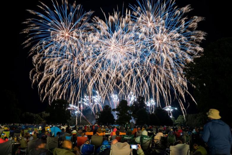 رقابت های آتش بازی بین 3 شرکت فعال در این زمینه در انگلیس