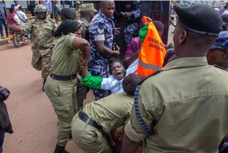 نیروهای امنیتی اوگاندا در حال دستگیری فعالان محیط زیستی