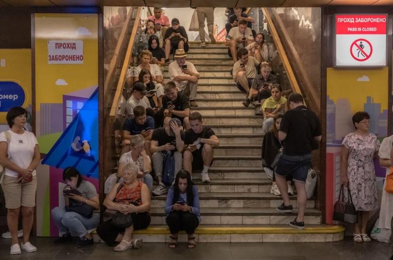 هجوم مردم پایتخت اوکراین به ایستگاه های مترو 