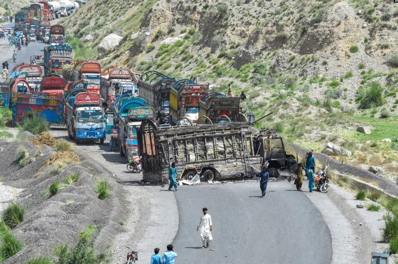 مسدود شدن جاده در اثر حمله و کشتار تروریستی