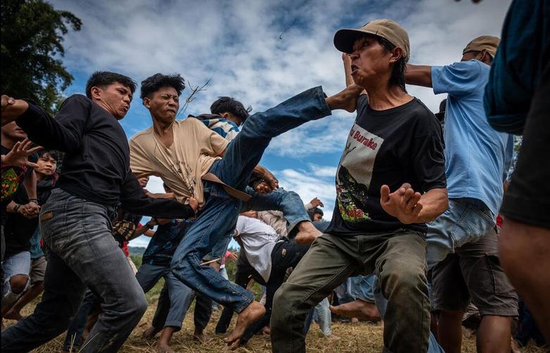 تعدادی از جوانان اندونزیایی در سنت "سیسمبا"