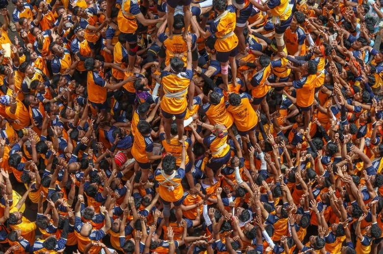 تشکیل هرم انسانی در جشن " جانمشتامی"