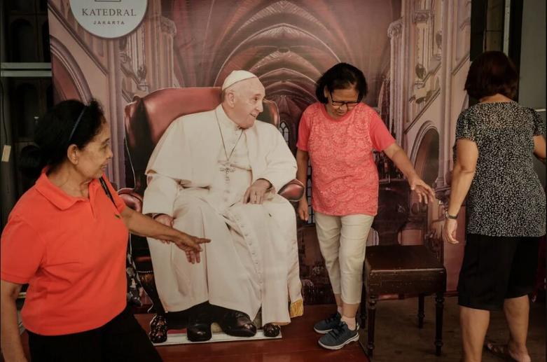 عکس گرفتن شهروندان مسیحی اندونزی با ماکت پاپ فرانسیس