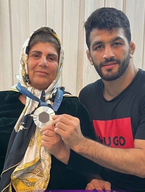 هدیهخاصحسنیزدانیبهمادرش