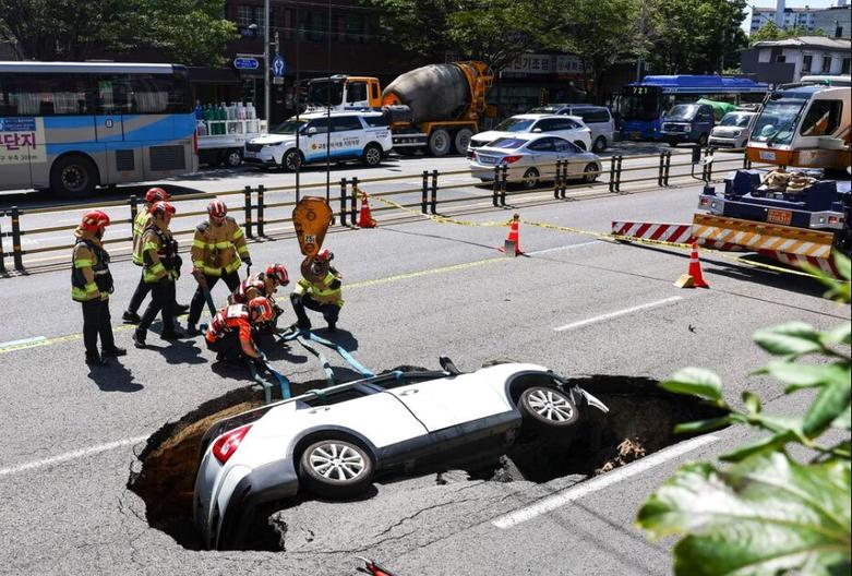 افتادن یک خودرو در فروچاله ای در شهر سئول کره جنوبی