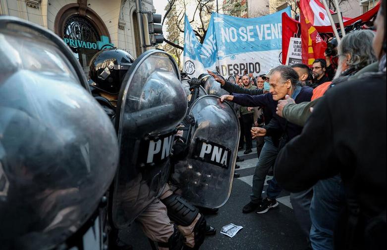 مقابله پلیس ضد شورش با تظاهرات بازنشستگان و اتحادیه های کارگری