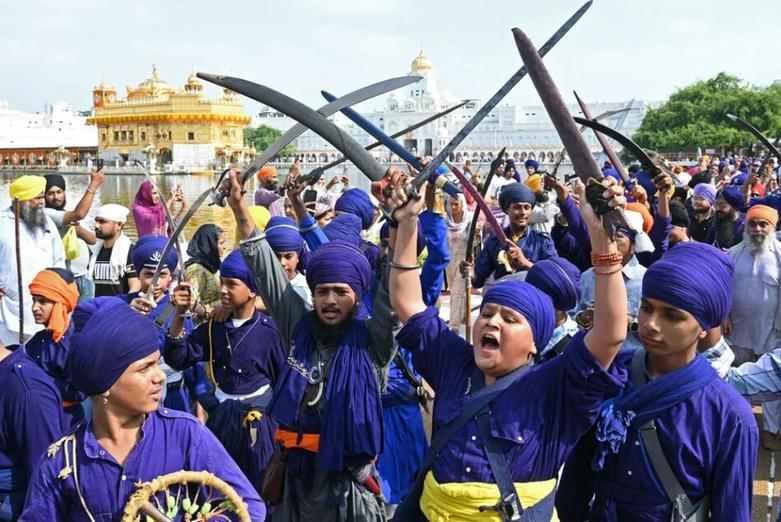 برگزاری مراسم آیینی سیک های هندی در معبد طلایی 