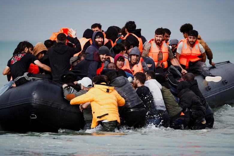 قایق حامل پناهجویان در سواحل فرانسه