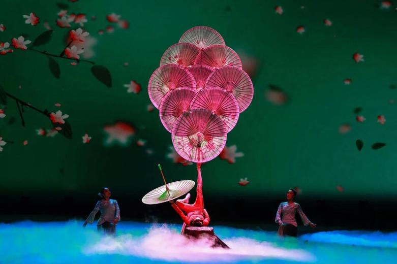 اجرای نمایش آکروباتیک 