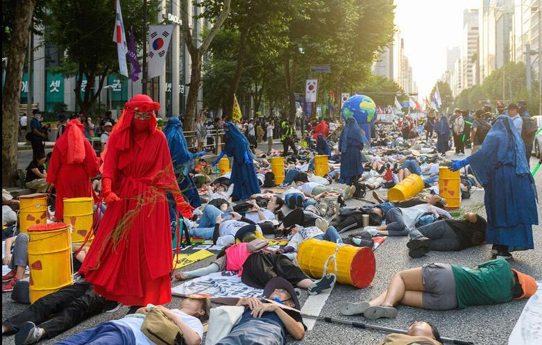 تظاهرات نمادین فعالان محیط زیست در شهر سئول 