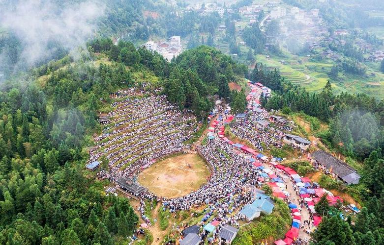 دیدنی های امروز؛ از مراسم اختتامیه پارالمپیک پاریس تا جشنواره های هندو روستاییان چینی در حال تماشای گاوبازی