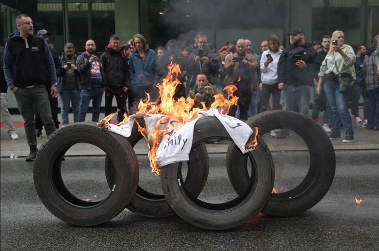 دیدنی های امروز؛ از توفان ویتنام تا جنگ غزه کارگران ورودی کارخانه آئودی در بروکسل بلژیک