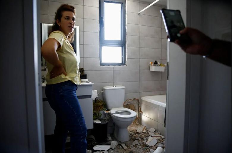 دیدنی های امروز؛ از توفان ویتنام تا جنگ غزه زنی در حمام خانه آسیب دیده اش از پرتاب راکت از لبنان