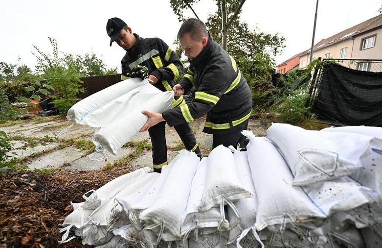 ساخت دیوار با گونی های شنی