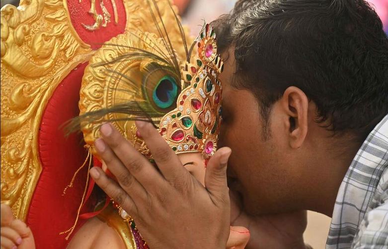 خواندن آرزوها در گوش مجسمه خدای "گانشا"