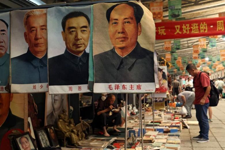 پوسترهای "مائو تسه تونگ" و دیگر رهبران سابق چین برای فروش