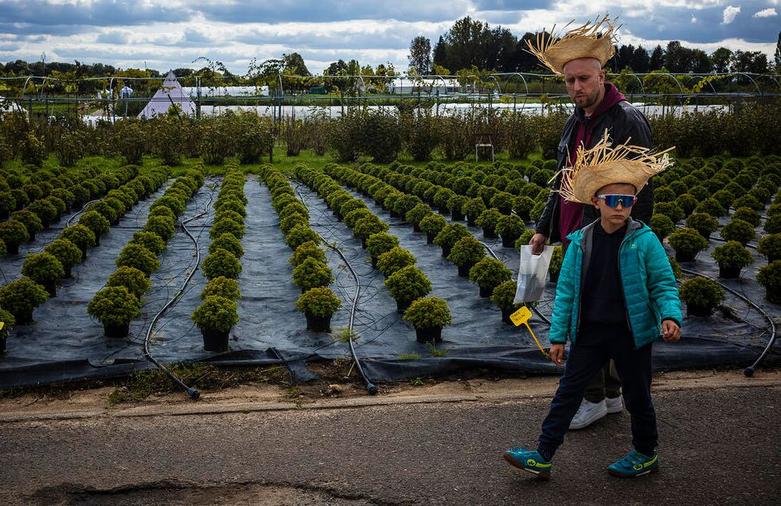 بازدید یک پدر و پسر از مرکز تحقیقاتی دانشگاه کشاوری بلژیک 