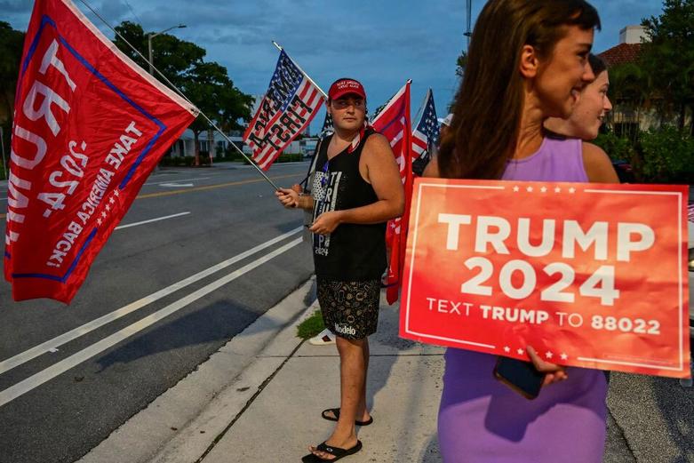 تجمع حامیان ترامپ در مقابل تفرجگاه ترامپ