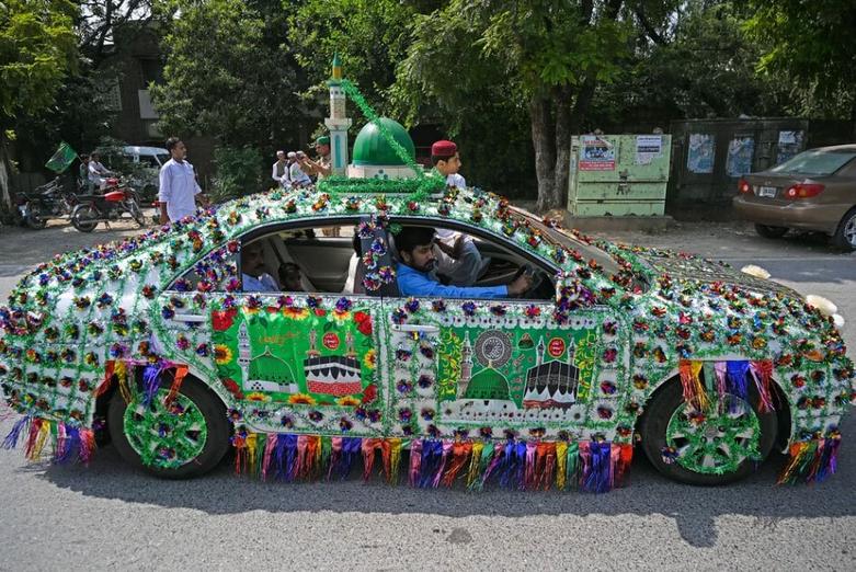 تزیین یک خودرو به مناسبت شرکت در جشن میلاد پیامبر اسلام