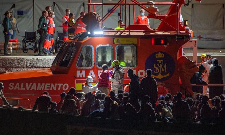 گارد ساحلی اسپانیا در حال سوار کردن پناهجویان