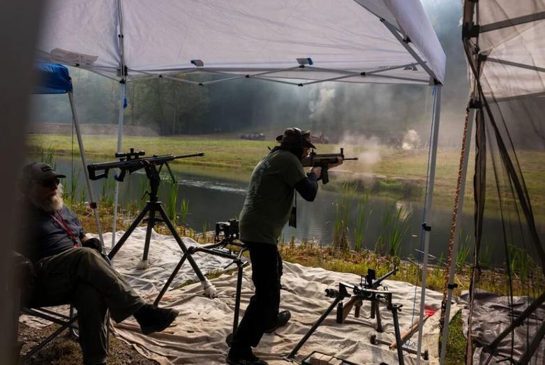 مسابقات سالانه تیراندازی با مسلسل