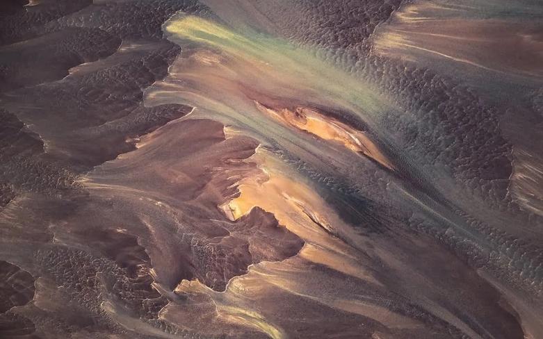 زمین‌های سنگی زرد و قهوه‌ای