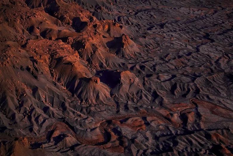 زمین‌های سنگی و قله‌های نارنجی خونی