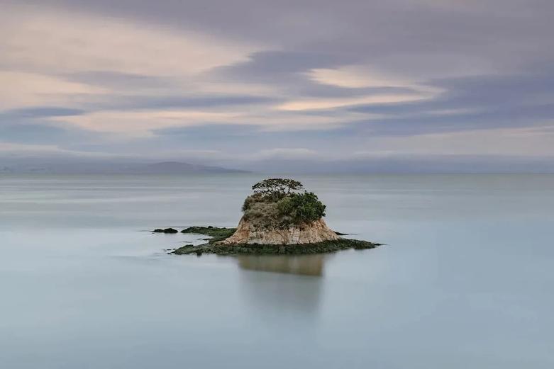 منظره جزیره ای با ابرهای رنگارنگ