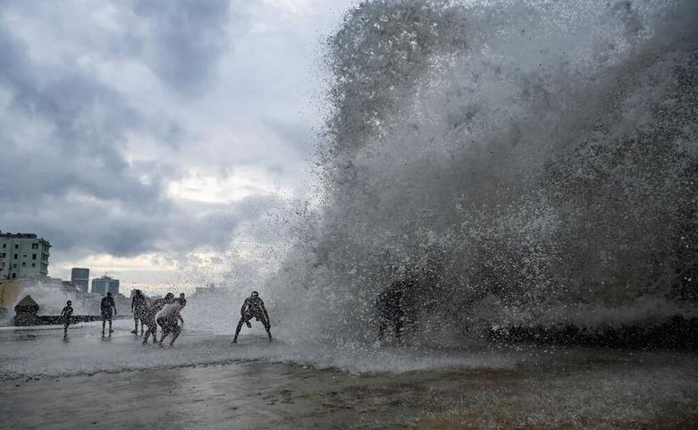 رسیدن امواج توفان هلن به سواحل شهر هاوانا 
