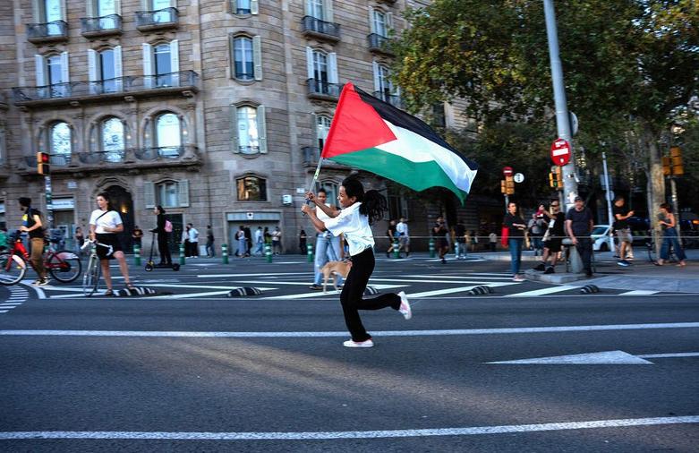 دویدن پیشقراول تظاهرات 20 هزار نفری در شهر بارسلونا اسپانیا