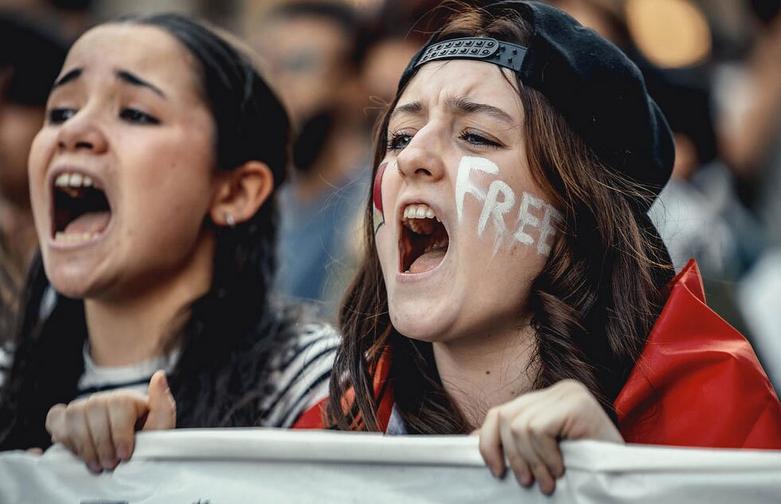 دویدن پیشقراول تظاهرات 20 هزار نفری در شهر بارسلونا اسپانیا