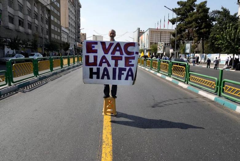 به دست گرفتن پلاکاردی ضد اسرائیلی با شعار "حیفا را تخلیه کنید"