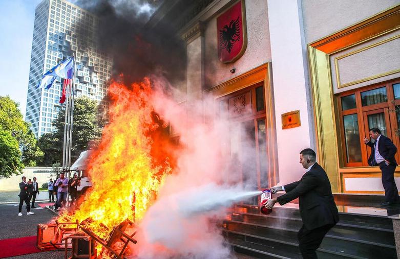 اعضای حزب مخالف دموکرات آلبانی