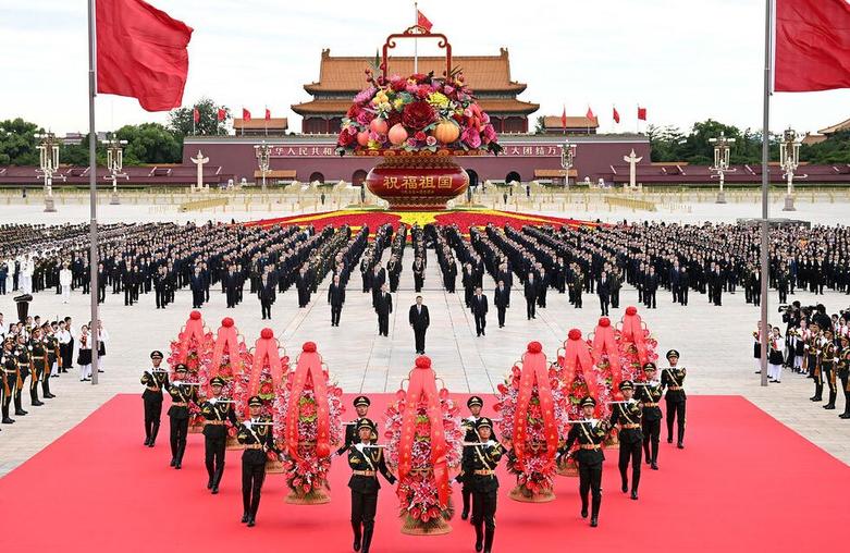 رئیس جمهوری چین به همراه اعضای ارشد حزب حاکم چین