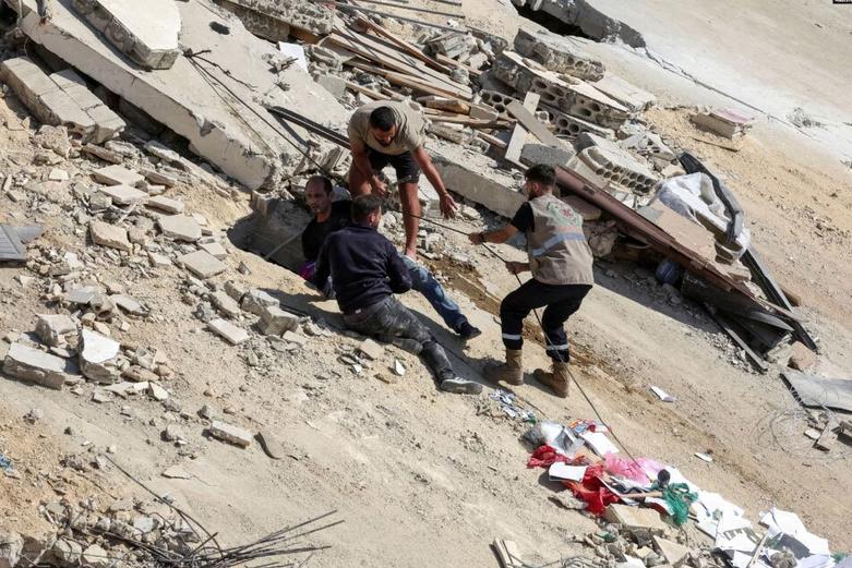 نجات افراد از زیر آوار بمباران اسرائیل