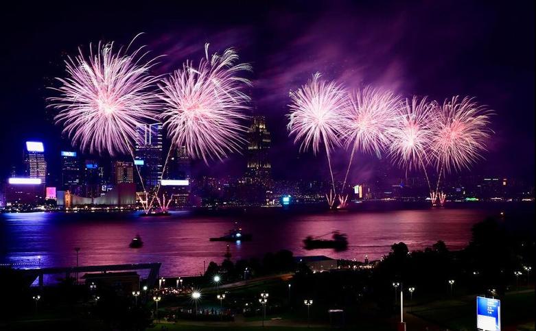 آتش بازی شبانه به مناسبت هفتادوپنجمین سالگرد پیروزی انقلاب کمونیستی چین 