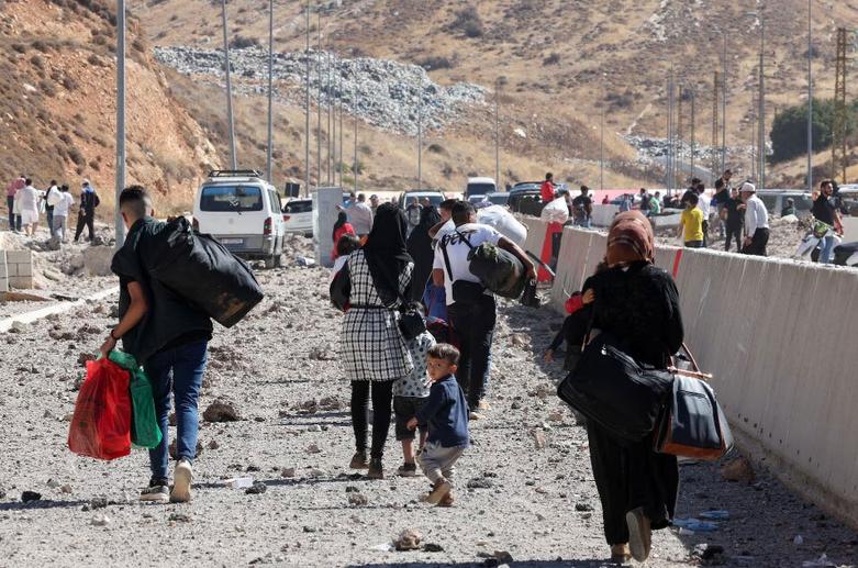 عبور از جاده زمینی بمباران شده 