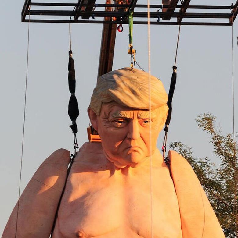 نصب مجسمه بزرگ برهنه از ترامپ در ملیکی