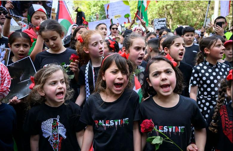 تجمع هزاران دانش آموز در "هاید پارک"