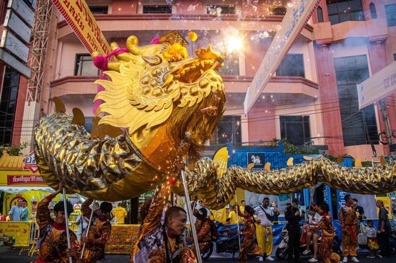 رقص سنتی اژدها در جشنواره گیاهخواری