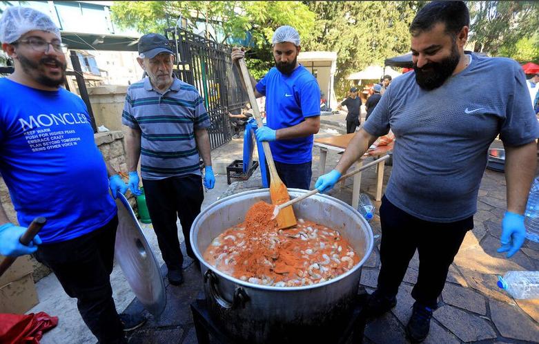 گروه های داوطلب در حال آماده سازی غذا برای آوارگان