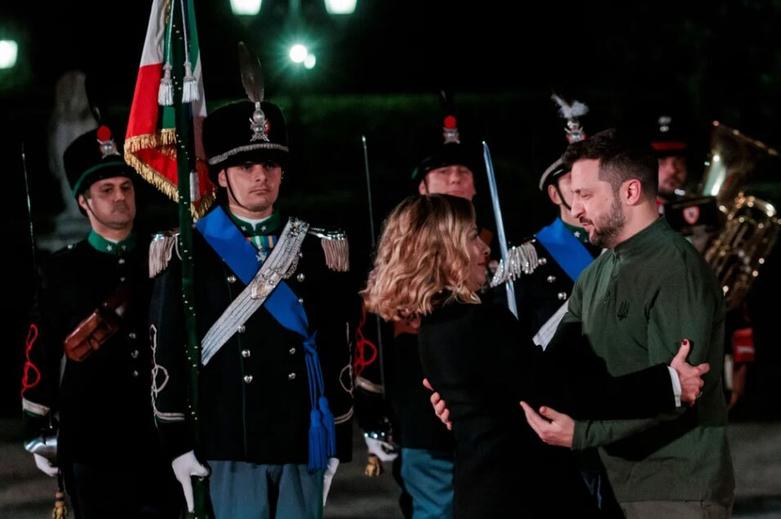 دیدنی های امروز؛ از آوارهای بیروت تا جشنواره هندوها استقبال نخست وزیر ایتالیا از رئیس جمهوری اوکراین