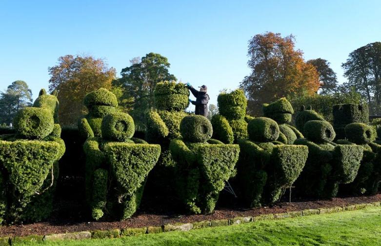 دیدنی های امروز؛ از آوارهای بیروت تا جشنواره هندوها باغبان قلعه ادینبورگ در کنت انگلیس